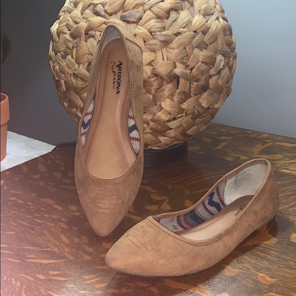 Arizona Jeans tan pointy toe flats